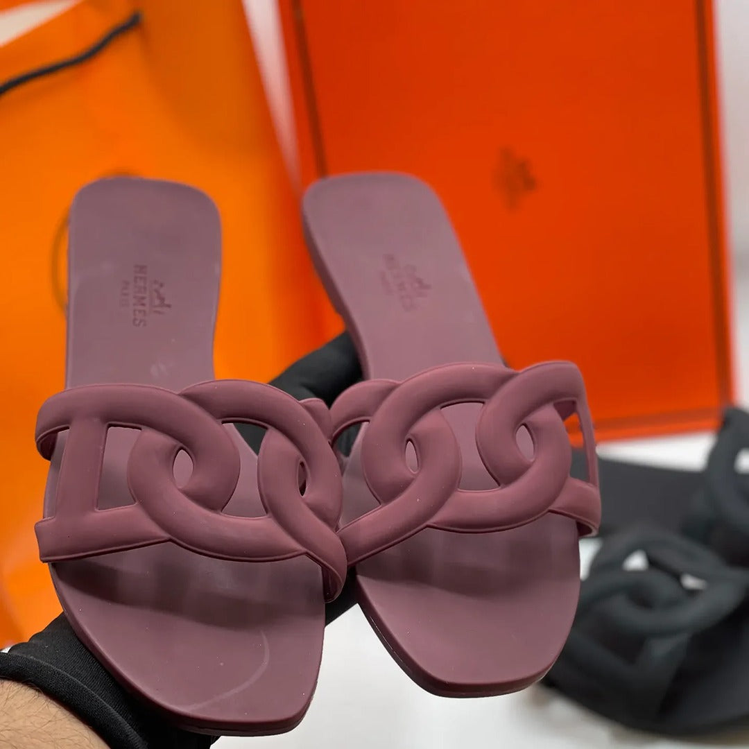 HERMES ALOHA MULES BURGUNDY INTERLOCKING RUBBER FLATS